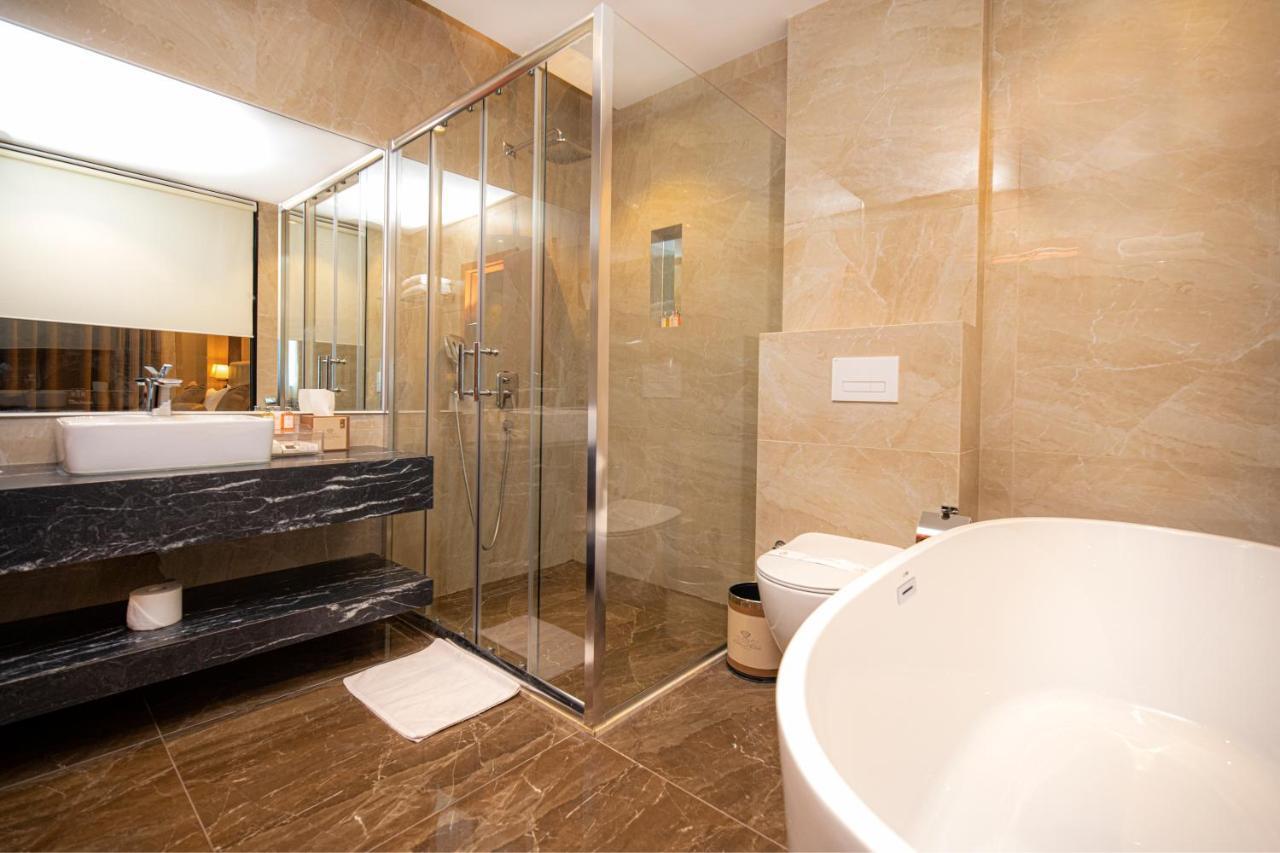 Hotel Diamond Prishtina Laplje Selo Zewnętrze zdjęcie A bathroom with a shower enclosure